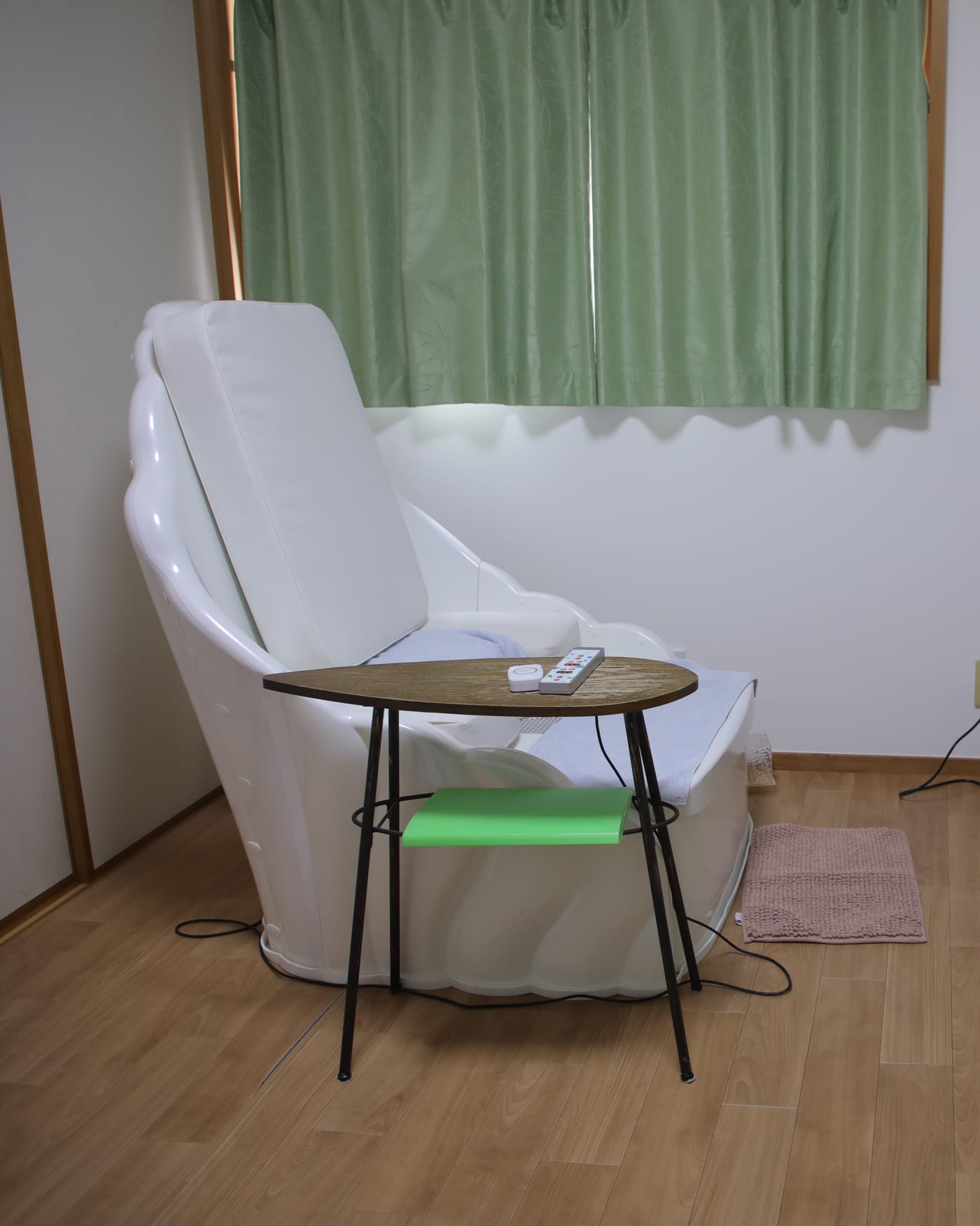 よもぎ蒸し専用チェアと足湯を備えた、木のぬくもりある完全個室